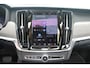 Volvo V90 T8 Plug-in hybrid AWD Ultra Dark | Luchtvering | Trekhaak | Panoramadak | Verwarmbare voorstoelen met massagefunctie | Gelaagde zijruiten | Premium audio by Bowers&Wilkins |