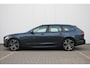 Volvo V90 T8 Plug-in hybrid AWD Ultra Dark | Luchtvering | Trekhaak | Panoramadak | Verwarmbare voorstoelen met massagefunctie | Gelaagde zijruiten | Premium audio by Bowers&Wilkins |