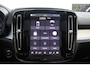 Volvo XC40 B4 Plus Black Edition | Panoramadak | Trekhaak | Verwarmbare voorstoelen en stuurwiel | Premium audio by Harman Kardon | 360 graden camera | Adaptieve cruise control |