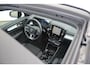 Volvo XC40 B4 Plus Black Edition | Panoramadak | Trekhaak | Verwarmbare voorstoelen en stuurwiel | Premium audio by Harman Kardon | 360 graden camera | Adaptieve cruise control |