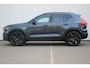 Volvo XC40 B4 Plus Black Edition | Panoramadak | Trekhaak | Verwarmbare voorstoelen en stuurwiel | Premium audio by Harman Kardon | 360 graden camera | Adaptieve cruise control |