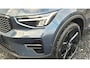 Volvo XC40 2.0 B3 Ultra Black Edition Panorama dak - 360 Camera - 20” Wielen - Lounge-pakket - Harman Kardon Audio -  Climate - R980 Interieur – Power seats met memory - Two Tone – Full led koplampen –Donkere hemel.