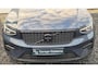 Volvo XC40 2.0 B3 Ultra Black Edition Panorama dak - 360 Camera - 20” Wielen - Lounge-pakket - Harman Kardon Audio -  Climate - R980 Interieur – Power seats met memory - Two Tone – Full led koplampen –Donkere hemel.