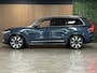 Volvo XC90 T8 AWD Recharge Plus Bright | Vol! | Luchtvering | Stoelventilatie | 360° Camera | Harman Kardon | 455pk | Schuifdak | Adaptieve Cruise Control | Stoelverwarming voor+achter | Stuurwielverwarming | 21 Inch | Full LED meesturende koplampen | Pilot Assist | BLIS Dode Hoek Detectie | Elektrische voorstoelen geheugen | Nappa lederen bekleding | Lederen dashboard | Elektrisch verstelbare zijwangen | Keyless Drive | Parkeersensoren voor+achter | Google Infotainment | Privacy Glass | Elektrisch bedienbare achterklep | Geïntegreerd kinderzitje achterin | Geïntegreerde zongordijnen achterportieren | 7-Persoons | 4-Zone Climate Control | DAB Radio | Apple Carplay/Android Auto | Draadloos telefoon opladen | Verlichte instaplijsten | Volvo On Call met mobiele App functie | Denim Blue Metallic |