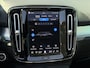 Volvo XC40 2.0 B4 Plus Dark Mild hybrid, Automaat, Panoramadak, 19 inch wielen met all-season banden, Trekhaak semi elektrisch, Stoelverwarming, Stuurverwarming, Elektrische stoelen, Leder-nubuck bekleding