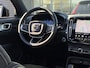 Volvo XC40 2.0 B4 Plus Dark Mild hybrid, Automaat, Panoramadak, 19 inch wielen met all-season banden, Trekhaak semi elektrisch, Stoelverwarming, Stuurverwarming, Elektrische stoelen, Leder-nubuck bekleding