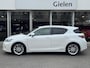 Lexus CT 200h | Parelmoer wit, Parkeersensoren voor + achter, Stoelverwarming, Climate control, Cruise control, Licht + Regensensor