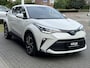 Toyota C-HR / C-HR+ 2.0 Hybrid Style | Parelmoer wit, Dodehoekherkenning, Stoel + Stuurverwarming, Parkeersensoren, CarPlay, Navigatie