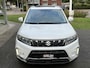 Suzuki Vitara 1.5 Hybrid Style | Trekhaak, Panoramadak, Dodehoekherkenning, Parkeersensoren, Half leer, Stoelverwarming, Keyless