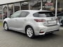 Lexus CT 200h Luxury Line | Leer, Geheugenfunctie, Stoelverwarming, Parkeersensoren, Navigatie, Camera, Licht + Regensensor