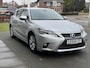 Lexus CT 200h Luxury Line | Leer, Geheugenfunctie, Stoelverwarming, Parkeersensoren, Navigatie, Camera, Licht + Regensensor