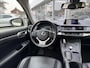 Lexus CT 200h Luxury Line | Leer, Geheugenfunctie, Stoelverwarming, Parkeersensoren, Navigatie, Camera, Licht + Regensensor