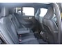 Volvo XC40 B4 Plus Black Edition | Panoramadak | Trekhaak | Verwarmbare voorstoelen, achterbank en stuurwiel | 360 graden camera | Premium audio by Harman Kardon | Apple carplay/Android auto