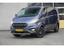 Ford Transit Custom 300 2.0 TDCI L1H1 Trail BJ2022 Lmv 16" (Zwart) | Led | Pdc | Trekhaak | Verwarmde voorruit | Achteruitrijcamera | Navi | Airco | Cruise control | Lederen bekleding | Verwarmde voorstoelen | Tussenschot | Achterdeuren | Zijdeur | Bijrijdersbank|3 Persoons