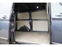 Ford Transit Custom 300 2.0 TDCI L1H1 Trail BJ2022 Lmv 16" (Zwart) | Led | Pdc | Trekhaak | Verwarmde voorruit | Achteruitrijcamera | Navi | Airco | Cruise control | Lederen bekleding | Verwarmde voorstoelen | Tussenschot | Achterdeuren | Zijdeur | Bijrijdersbank|3 Persoons