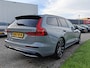 Volvo V60 T8 455PK Plug-in hybrid AWD Plus Dark | BLIS | ACC | Trekhaak | Pano | HUD | H&K | Elektr. Stoelen | 360 Camera |