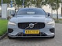 Volvo V60 T8 455PK Plug-in hybrid AWD Plus Dark | BLIS | ACC | Trekhaak | Pano | HUD | H&K | Elektr. Stoelen | 360 Camera |