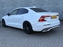 Volvo S60 2.0 B4 R-Design | Head-up Display | Harman Kardon Audio | Panoramadak | Achteruitrijcamera | LED Koplampen Adaptief | Keyless Entry | Elektrisch Verstelbare Voorstoelen | Cruise Control Adaptief | BLIS | Navigatie | Apple Carplay | Android Auto