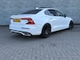 Volvo S60 2.0 B4 R-Design | Head-up Display | Harman Kardon Audio | Panoramadak | Achteruitrijcamera | LED Koplampen Adaptief | Keyless Entry | Elektrisch Verstelbare Voorstoelen | Cruise Control Adaptief | BLIS | Navigatie | Apple Carplay | Android Auto