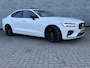 Volvo S60 2.0 B4 R-Design | Head-up Display | Harman Kardon Audio | Panoramadak | Achteruitrijcamera | LED Koplampen Adaptief | Keyless Entry | Elektrisch Verstelbare Voorstoelen | Cruise Control Adaptief | BLIS | Navigatie | Apple Carplay | Android Auto