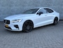 Volvo S60 2.0 B4 R-Design | Head-up Display | Harman Kardon Audio | Panoramadak | Achteruitrijcamera | LED Koplampen Adaptief | Keyless Entry | Elektrisch Verstelbare Voorstoelen | Cruise Control Adaptief | BLIS | Navigatie | Apple Carplay | Android Auto