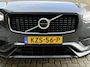 Volvo XC90 2.0 T8 Recharge AWD 445pk R-Design | SOH 100% | Long range | Leder/nubuck contourstoel | Memory | Stoel&stuurverwarming | Camera | Navigatie | Apple CarPlay | Full-LED | DAB | Keyless | Dodehoekdetectie | Elektrische achterklep | 20 inch velgen | Volledig onderhouden
