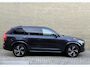 Volvo XC90 2.0 T8 Recharge AWD 445pk R-Design | SOH 100% | Long range | Leder/nubuck contourstoel | Memory | Stoel&stuurverwarming | Camera | Navigatie | Apple CarPlay | Full-LED | DAB | Keyless | Dodehoekdetectie | Elektrische achterklep | 20 inch velgen | Volledig onderhouden