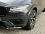 Volvo XC90 2.0 T8 Recharge AWD 445pk R-Design | SOH 100% | Long range | Leder/nubuck contourstoel | Memory | Stoel&stuurverwarming | Camera | Navigatie | Apple CarPlay | Full-LED | DAB | Keyless | Dodehoekdetectie | Elektrische achterklep | 20 inch velgen | Volledig onderhouden