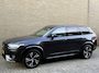 Volvo XC90 2.0 T8 Recharge AWD 445pk R-Design | SOH 100% | Long range | Leder/nubuck contourstoel | Memory | Stoel&stuurverwarming | Camera | Navigatie | Apple CarPlay | Full-LED | DAB | Keyless | Dodehoekdetectie | Elektrische achterklep | 20 inch velgen | Volledig onderhouden
