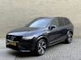 Volvo XC90 2.0 T8 Recharge AWD 445pk R-Design | SOH 100% | Long range | Leder/nubuck contourstoel | Memory | Stoel&stuurverwarming | Camera | Navigatie | Apple CarPlay | Full-LED | DAB | Keyless | Dodehoekdetectie | Elektrische achterklep | 20 inch velgen | Volledig onderhouden