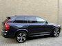 Volvo XC90 2.0 T8 Recharge AWD 445pk R-Design | SOH 100% | Long range | Leder/nubuck contourstoel | Memory | Stoel&stuurverwarming | Camera | Navigatie | Apple CarPlay | Full-LED | DAB | Keyless | Dodehoekdetectie | Elektrische achterklep | 20 inch velgen | Volledig onderhouden