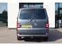 Volkswagen Transporter 2.0 TDI L2H1 DC Highline 110PK / 75kW, NL auto, nieuw door ons geleverd en onderhouden, adaptieve cruise control (ACC), verwarmbare voorruit, LED koplampen, dubbele cabine met 5 zitplaatsen, navigatie, airco, DAB+, parkeersensoren voor en achter (PDC), elektrisch verstel-, verwarm- en inklapbare buitenspiegels, glas look, achterdeuren met ruiten, lat om lat laadvloer, trekhaak, 17" LMV, licht en zichtpakket, grootlichtassistent (Light Assist) etc.etc.