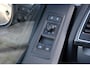 Volkswagen Transporter 2.0 TDI L2H1 DC Highline 110PK / 75kW, NL auto, nieuw door ons geleverd en onderhouden, adaptieve cruise control (ACC), verwarmbare voorruit, LED koplampen, dubbele cabine met 5 zitplaatsen, navigatie, airco, DAB+, parkeersensoren voor en achter (PDC), elektrisch verstel-, verwarm- en inklapbare buitenspiegels, glas look, achterdeuren met ruiten, lat om lat laadvloer, trekhaak, 17" LMV, licht en zichtpakket, grootlichtassistent (Light Assist) etc.etc.