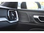 Volvo V60 T8 Plug-in hybrid AWD Ultra Dark | Panoramadak | Trekhaak | 360 graden camera | Head-up display | Verwarmbare voorstoelen, achterbank en stuurwiel | Premium audio by Harman Kardon