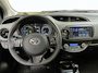 Toyota Yaris 1.5 Hybrid Dynamic | Apple Carplay / Android Auto | Parkeersensoren Voor | Parkeercamera Achter | Lichtsensor + Regensensor | Cruise Control | Rijstrooksensor | 15"Lichtmetalen Velgen