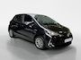 Toyota Yaris 1.5 Hybrid Dynamic | Apple Carplay / Android Auto | Parkeersensoren Voor | Parkeercamera Achter | Lichtsensor + Regensensor | Cruise Control | Rijstrooksensor | 15"Lichtmetalen Velgen