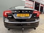 Volvo S60 BWJ 2011 2.0T 203 PK Intro Edition AUTOMAAT | ADAPTIVE CRUISE | BLIS | VOL LEDER | STOELVERW. | TREKHAAK | NAVI | BLUETOOTH | PDC | ALL SEASON BANDEN | NETTE AUTO