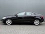 Volvo S60 BWJ 2011 2.0T 203 PK Intro Edition AUTOMAAT | ADAPTIVE CRUISE | BLIS | VOL LEDER | STOELVERW. | TREKHAAK | NAVI | BLUETOOTH | PDC | ALL SEASON BANDEN | NETTE AUTO
