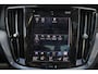 Volvo S60 T6 AWD Twin Engine R-Design - Panoramisch schuif-/kanteldak - Head-up display - IntelliSafe Assist & Surround - 360º camera - Harman Kardon - Elektr. verstelbare bestuurdersstoel met geheugen - Full LED verlichting meedraaiende koplampen - Schakelflippers - Verwarmbare voorstoelen, achterbank en stuurwiel - Inklapbare trekhaak - Getinte ruiten v.a. de B-stijl - 19 inch LMV
