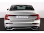 Volvo S60 T6 AWD Twin Engine R-Design - Panoramisch schuif-/kanteldak - Head-up display - IntelliSafe Assist & Surround - 360º camera - Harman Kardon - Elektr. verstelbare bestuurdersstoel met geheugen - Full LED verlichting meedraaiende koplampen - Schakelflippers - Verwarmbare voorstoelen, achterbank en stuurwiel - Inklapbare trekhaak - Getinte ruiten v.a. de B-stijl - 19 inch LMV