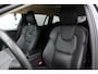 Volvo V60 2.0 B4 Core Trekhaak semi elektrisch inklapbaar | Elektrisch bedienbare voorstoelen | Stoel- & Stuurwielverwarming | 18 inch lichtmetalen velgen | Verwarmbare voorruit | Adaptieve Cruise Control met Pilot Assist | Google Maps & Infotainment