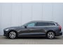Volvo V60 2.0 B4 Core Trekhaak semi elektrisch inklapbaar | Elektrisch bedienbare voorstoelen | Stoel- & Stuurwielverwarming | 18 inch lichtmetalen velgen | Verwarmbare voorruit | Adaptieve Cruise Control met Pilot Assist | Google Maps & Infotainment