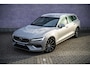 Volvo V60 T6 Plug-in Hybrid AWD Essential Bright | PHEV Long Range | SOH 99% | Trekhaak | Lederen Bekleding | Achteruitrijcamera | Parkeersensoren | Stoelverwarming voor en achter | Cruise Control Adaptief | BLIS | Google Navigatie | Apple Carplay | Android Auto