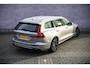 Volvo V60 T6 Plug-in Hybrid AWD Essential Bright | PHEV Long Range | SOH 99% | Trekhaak | Lederen Bekleding | Achteruitrijcamera | Parkeersensoren | Stoelverwarming voor en achter | Cruise Control Adaptief | BLIS | Google Navigatie | Apple Carplay | Android Auto