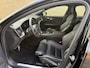 Volvo V60 2.0 T6 Recharge 350pk AWD R-Design Plus Dark | Long range | Trekhaak wegklapbaar | Pilot assist | Adaptieve cruise | Stoelverwarming | Camera | Sportstoelen half leder met memory | 19 inch velgen | Navigatie | Apple CarPlay | DAB | Keyless | Full-LED | Sfeerverlichting | Elektrische achterklep | Recent onderhouden