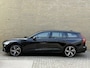 Volvo V60 2.0 T6 Recharge 350pk AWD R-Design Plus Dark | Long range | Trekhaak wegklapbaar | Pilot assist | Adaptieve cruise | Stoelverwarming | Camera | Sportstoelen half leder met memory | 19 inch velgen | Navigatie | Apple CarPlay | DAB | Keyless | Full-LED | Sfeerverlichting | Elektrische achterklep | Recent onderhouden