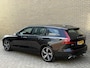 Volvo V60 2.0 T6 Recharge 350pk AWD R-Design Plus Dark | Long range | Trekhaak wegklapbaar | Pilot assist | Adaptieve cruise | Stoelverwarming | Camera | Sportstoelen half leder met memory | 19 inch velgen | Navigatie | Apple CarPlay | DAB | Keyless | Full-LED | Sfeerverlichting | Elektrische achterklep | Recent onderhouden