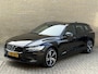 Volvo V60 2.0 T6 Recharge 350pk AWD R-Design Plus Dark | Long range | Trekhaak wegklapbaar | Pilot assist | Adaptieve cruise | Stoelverwarming | Camera | Sportstoelen half leder met memory | 19 inch velgen | Navigatie | Apple CarPlay | DAB | Keyless | Full-LED | Sfeerverlichting | Elektrische achterklep | Recent onderhouden