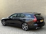 Volvo V60 2.0 T6 Recharge 350pk AWD R-Design Plus Dark | Long range | Trekhaak wegklapbaar | Pilot assist | Adaptieve cruise | Stoelverwarming | Camera | Sportstoelen half leder met memory | 19 inch velgen | Navigatie | Apple CarPlay | DAB | Keyless | Full-LED | Sfeerverlichting | Elektrische achterklep | Recent onderhouden