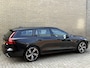 Volvo V60 2.0 T6 Recharge 350pk AWD R-Design Plus Dark | Long range | Trekhaak wegklapbaar | Pilot assist | Adaptieve cruise | Stoelverwarming | Camera | Sportstoelen half leder met memory | 19 inch velgen | Navigatie | Apple CarPlay | DAB | Keyless | Full-LED | Sfeerverlichting | Elektrische achterklep | Recent onderhouden